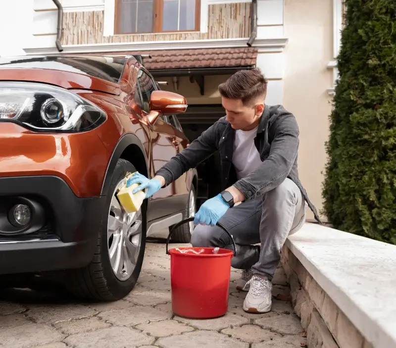 Lavage auto à domicile Recoules-de-Fumas : professionnel intervenant sur un véhicule